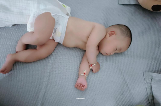 阿坝三个月宝宝抬头不稳